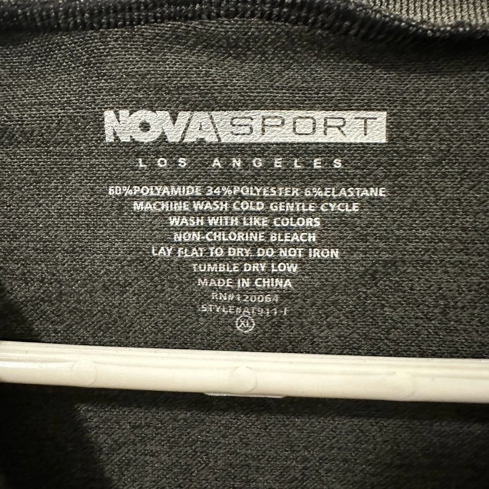 Fashion nova sports women’s top XL long sleeves with a zipper - Picture 2 of 10